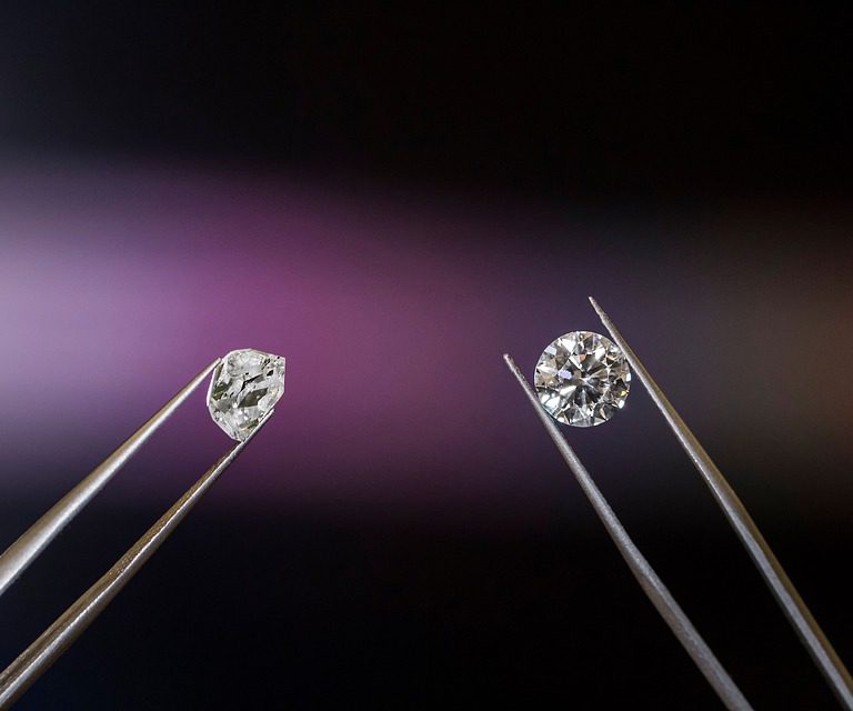 Jaką biżuterię dla ukochanej wybrać? Postaw na pierścień zaręczynowy z diamentem